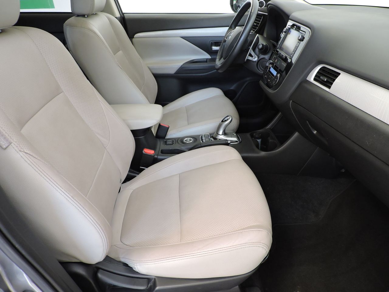 Mitsubishi Outlander PHEV Kaiteki 4WD - Foto 10