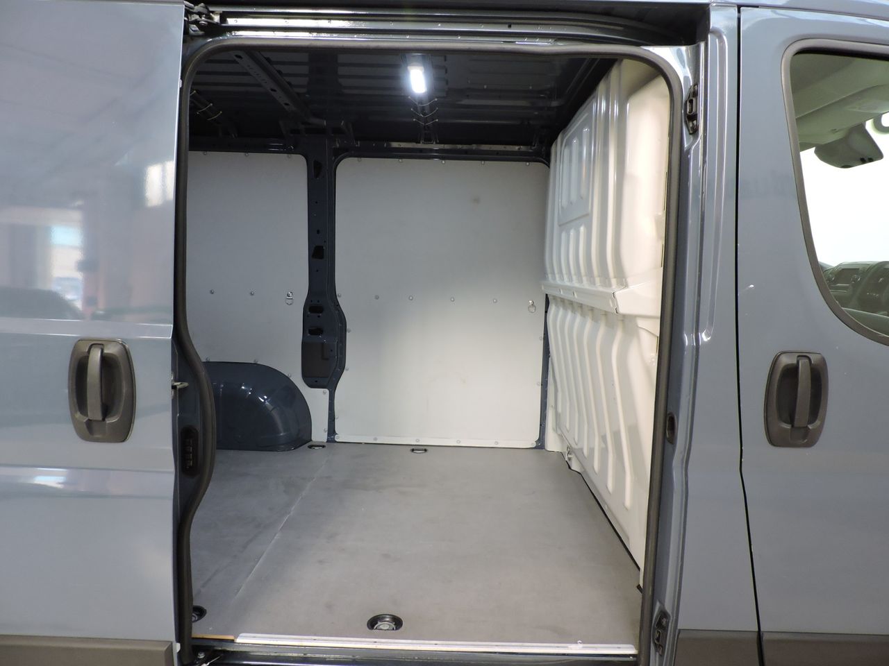 Peugeot Boxer FURGON 330 L1H1 2.2 BLUEHDI 120CV S&S - Foto 13