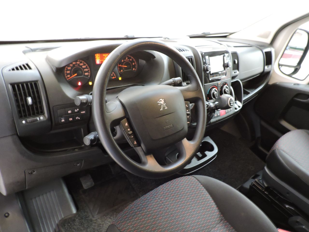 Peugeot Boxer FURGON 330 L1H1 2.2 BLUEHDI 120CV S&S - Foto 8