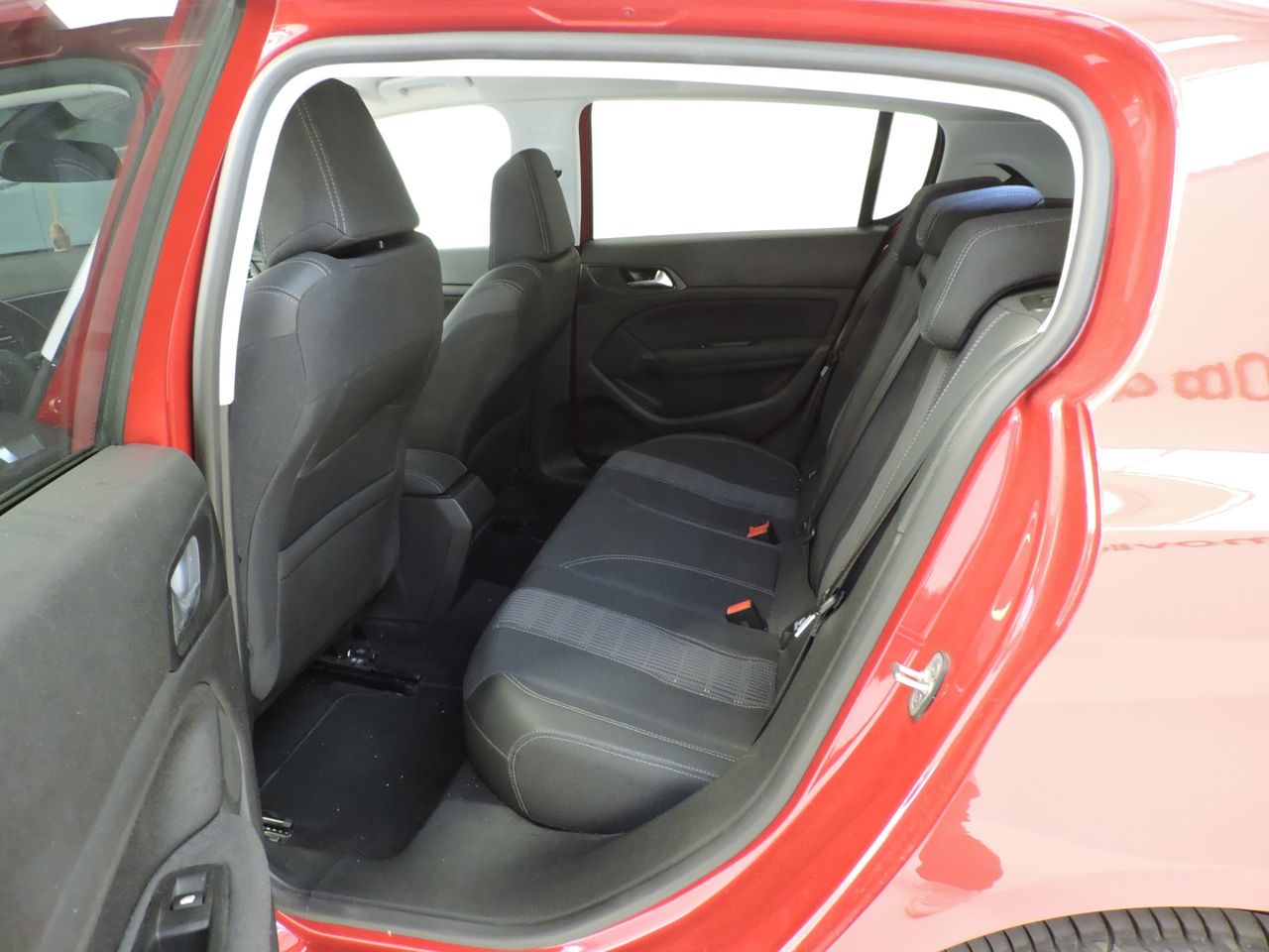 Peugeot 308 5p Allure 1.6 BlueHDi 100 - Foto 11