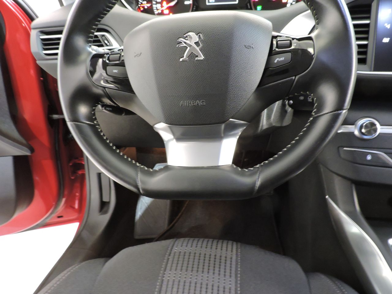 Peugeot 308 5p Allure 1.6 BlueHDi 100 - Foto 11