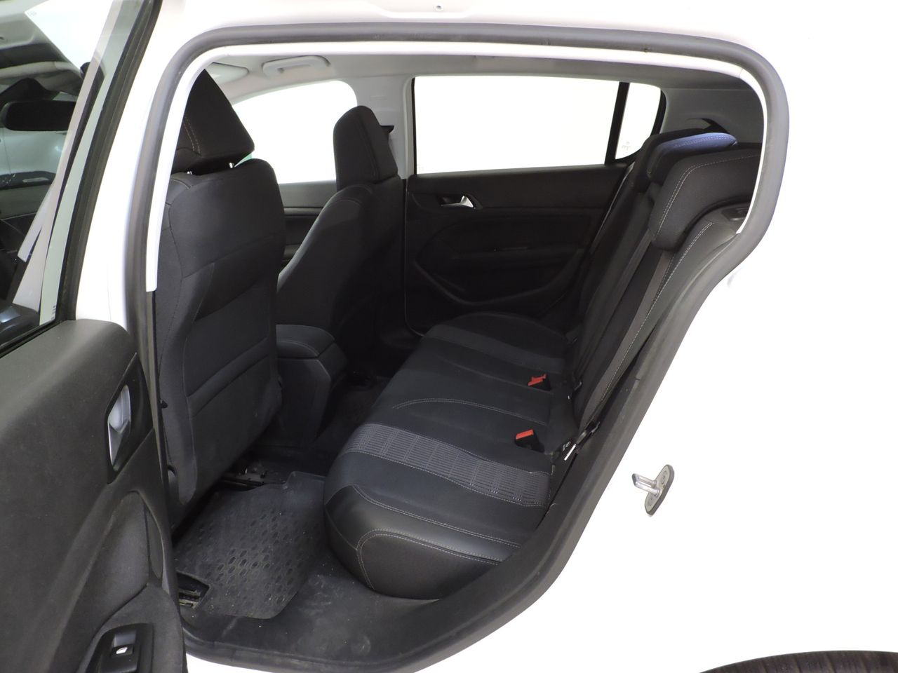 Peugeot 308 5p Allure 1.5 BlueHDi 130 S&S - Foto 16