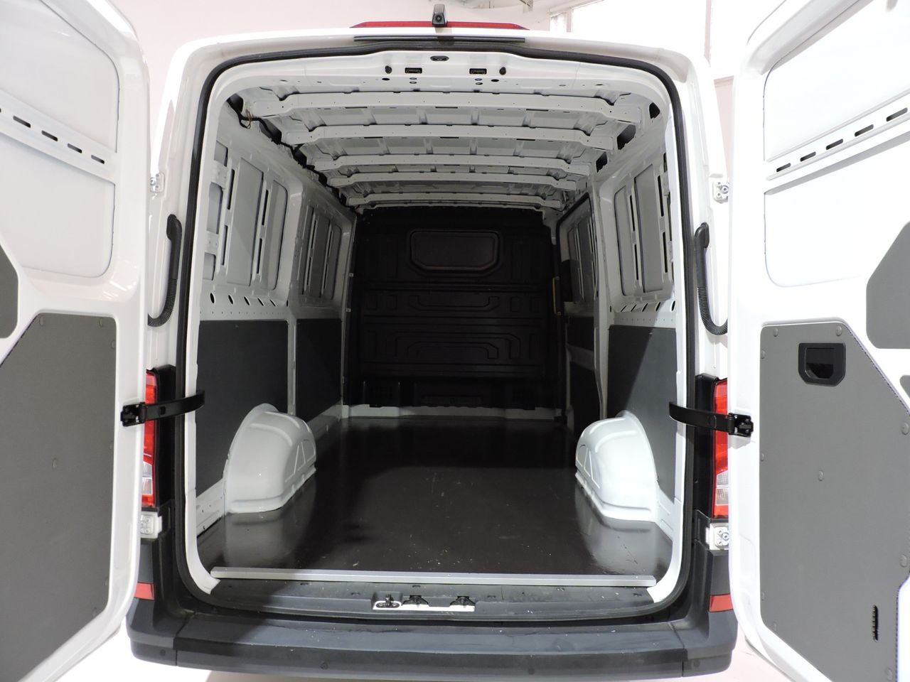 Volkswagen Crafter FURGONE 35 L3H2 2.0 BITDI 177CV BUSINESS AUT - Foto 19