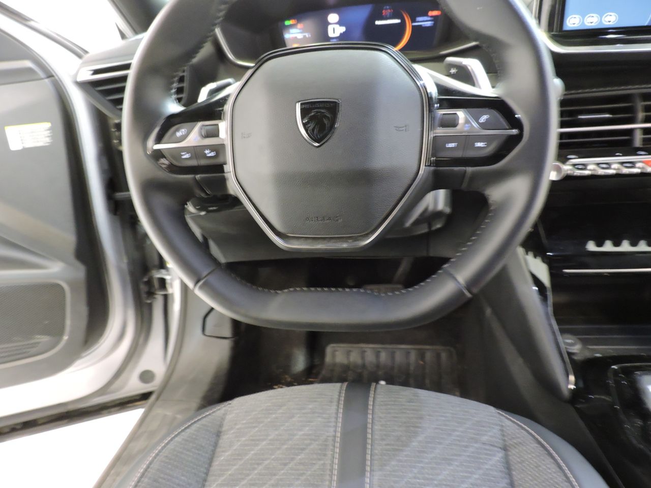 Peugeot 2008 Allure Hybrid 145 e-DCS6 - Foto 11