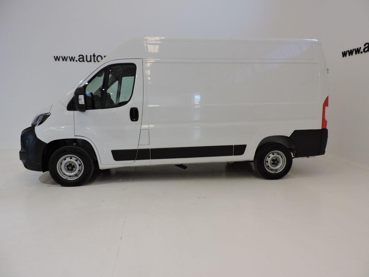 Peugeot Boxer FURGON 2.2 BLUEHDI 120 S&S 330 L2H2 - Foto 9
