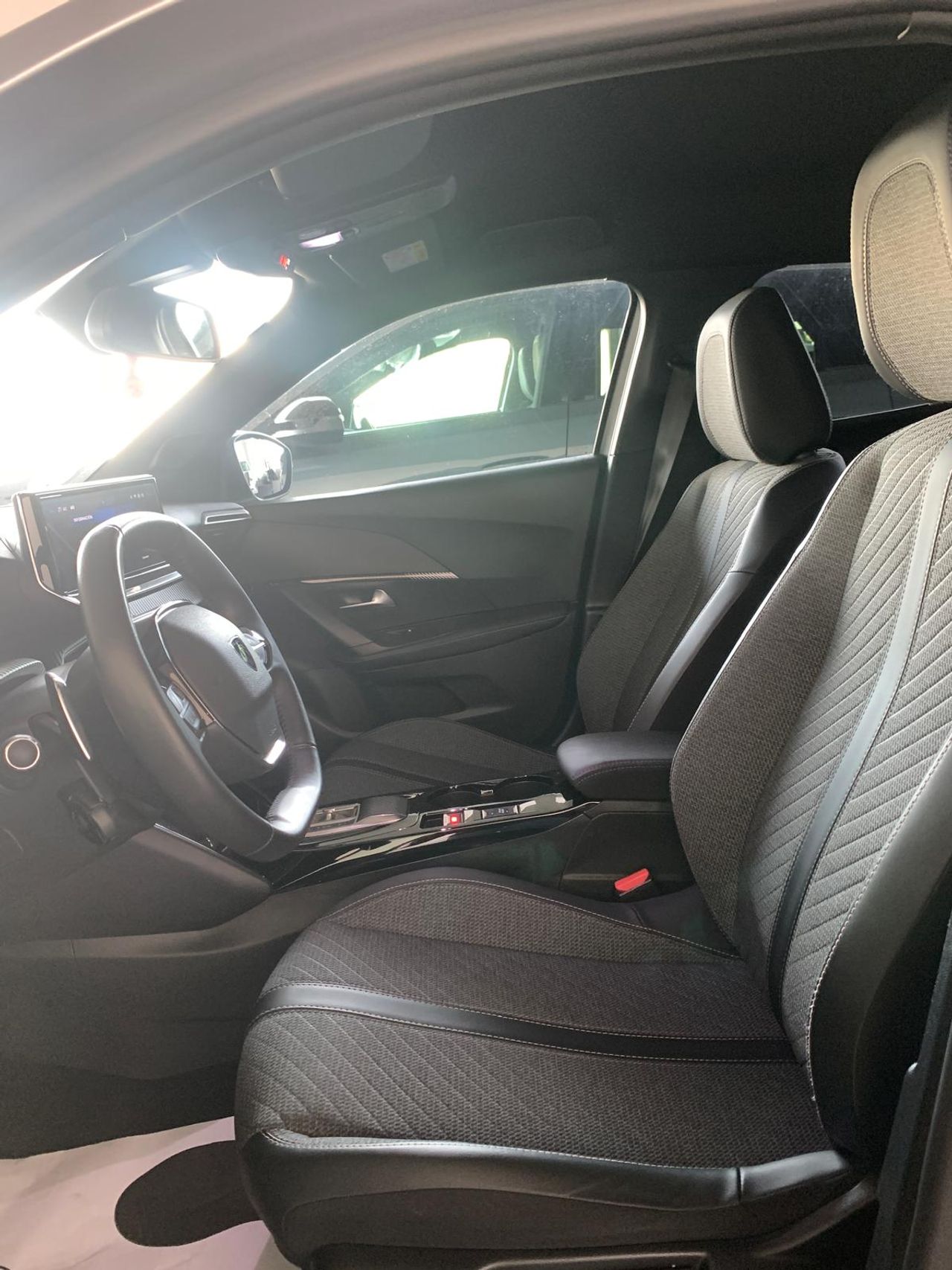 Peugeot 2008 Allure PureTech 130 EAT8 - Foto 2