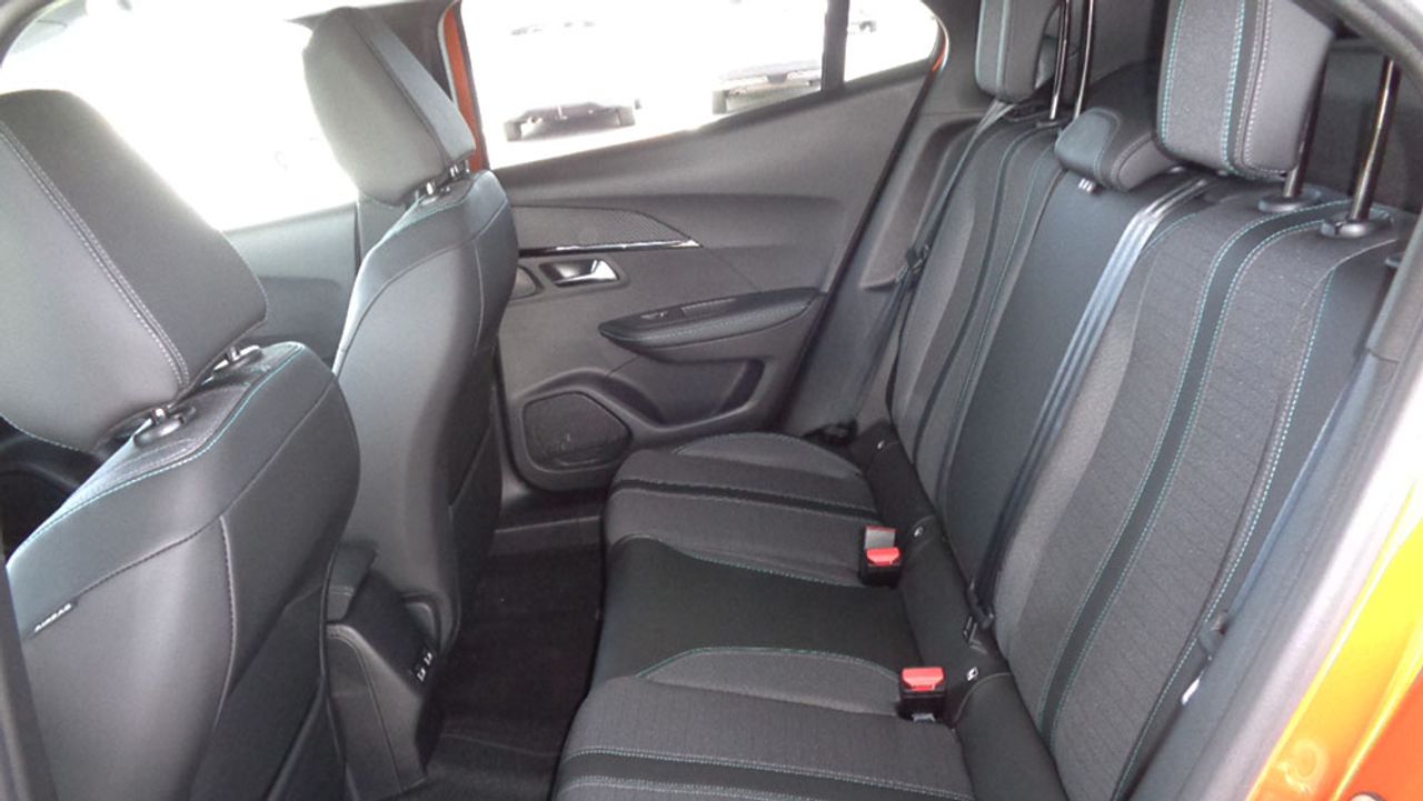 Peugeot 2008 Allure Pack 130CV - Foto 2