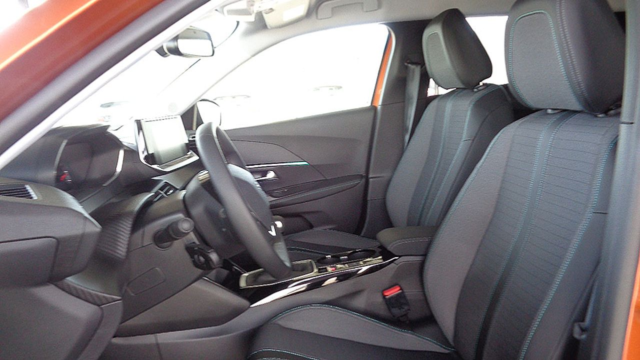 Peugeot 2008 Allure Pack 130CV - Foto 2