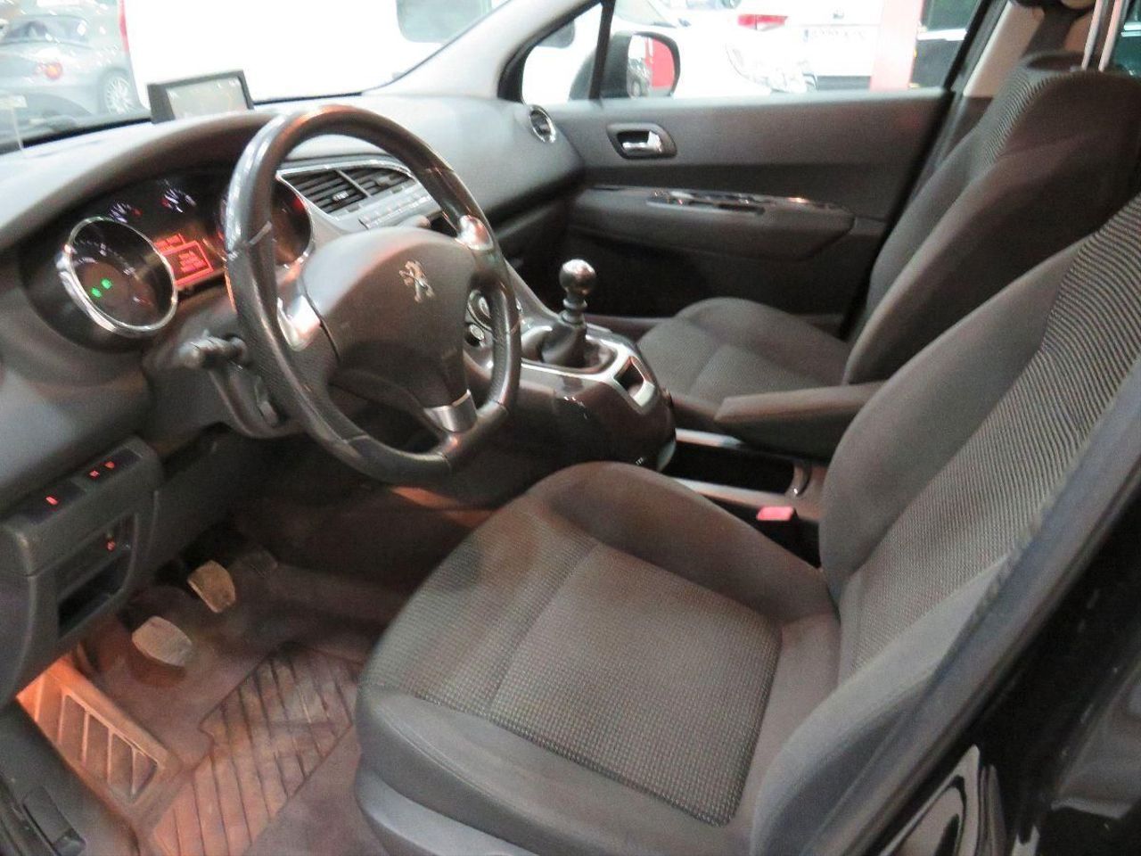 Peugeot 5008 Allure 1.6 BlueHDi 120 FAP  - Foto 27