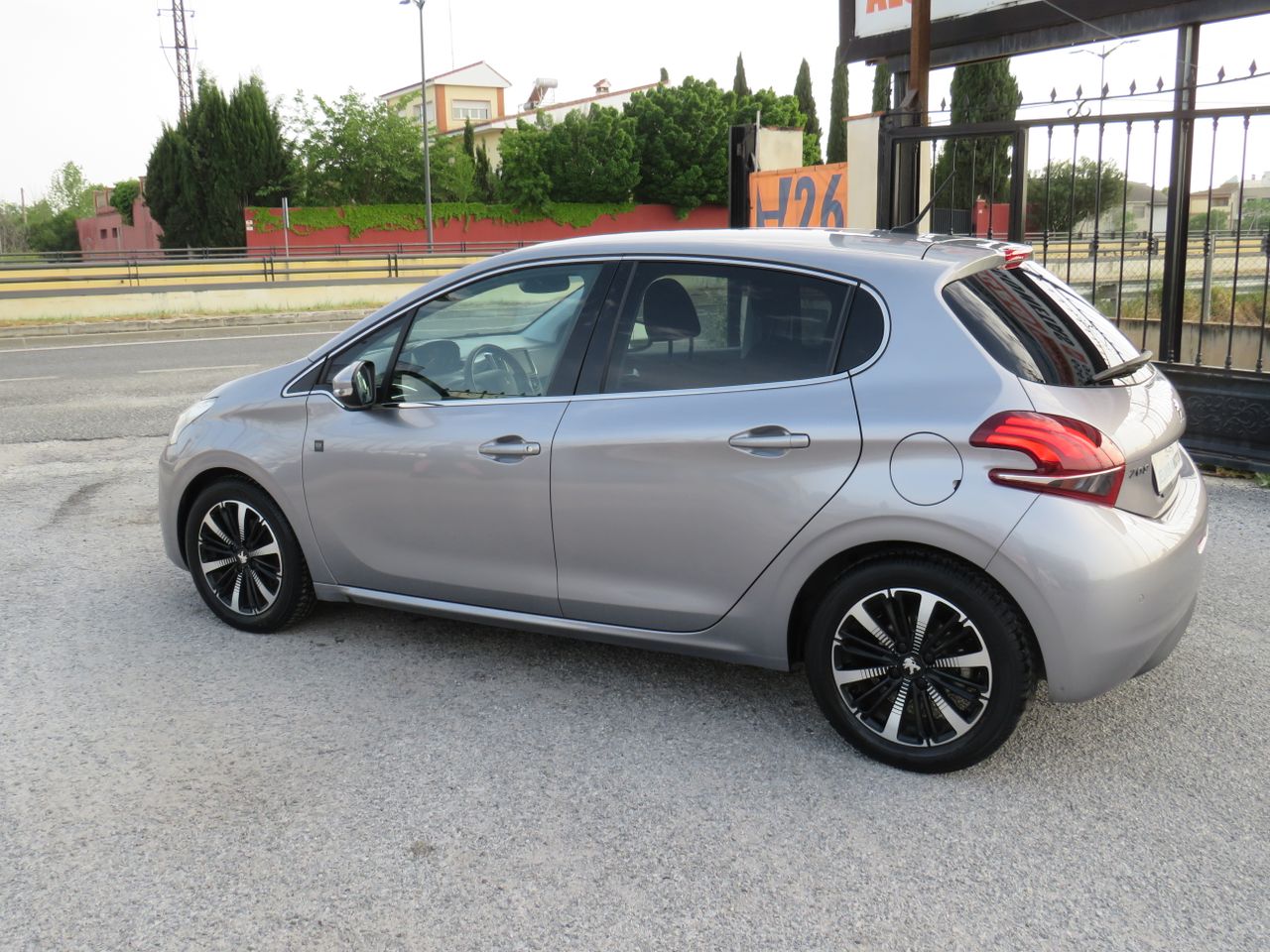 Peugeot 208 5p Tech Edition 1.6 BlueHDi 100 S&S - Foto 9