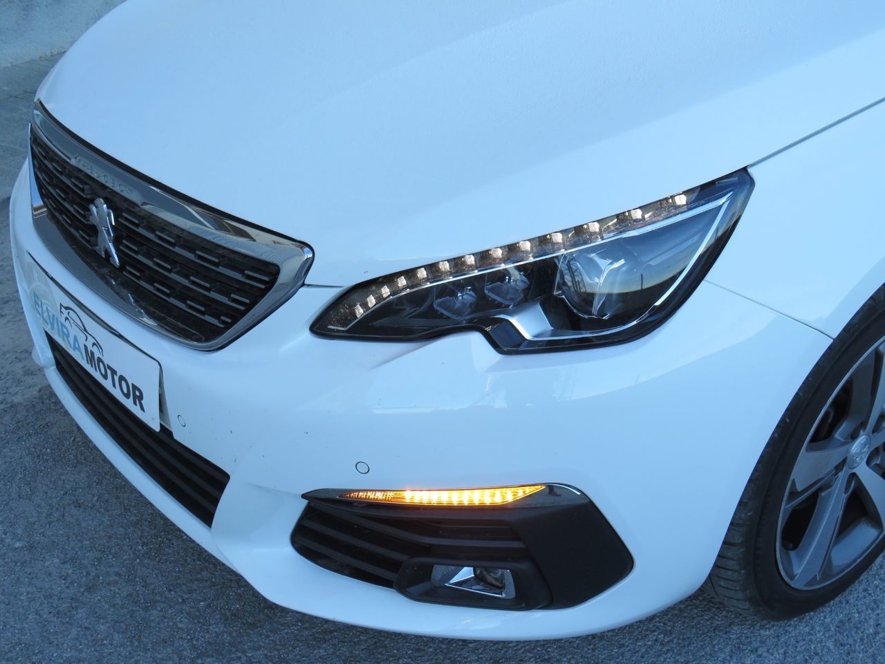 Peugeot 308 5p Allure 1.5 BlueHDi 130 S&S - Foto 4