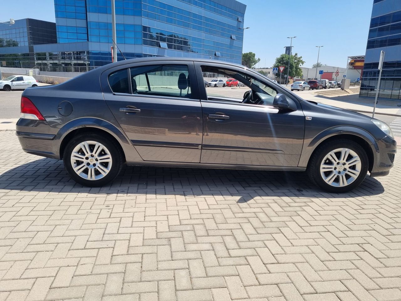 Opel Astra Sedán 1.7CDTi Edition110 - Foto 6