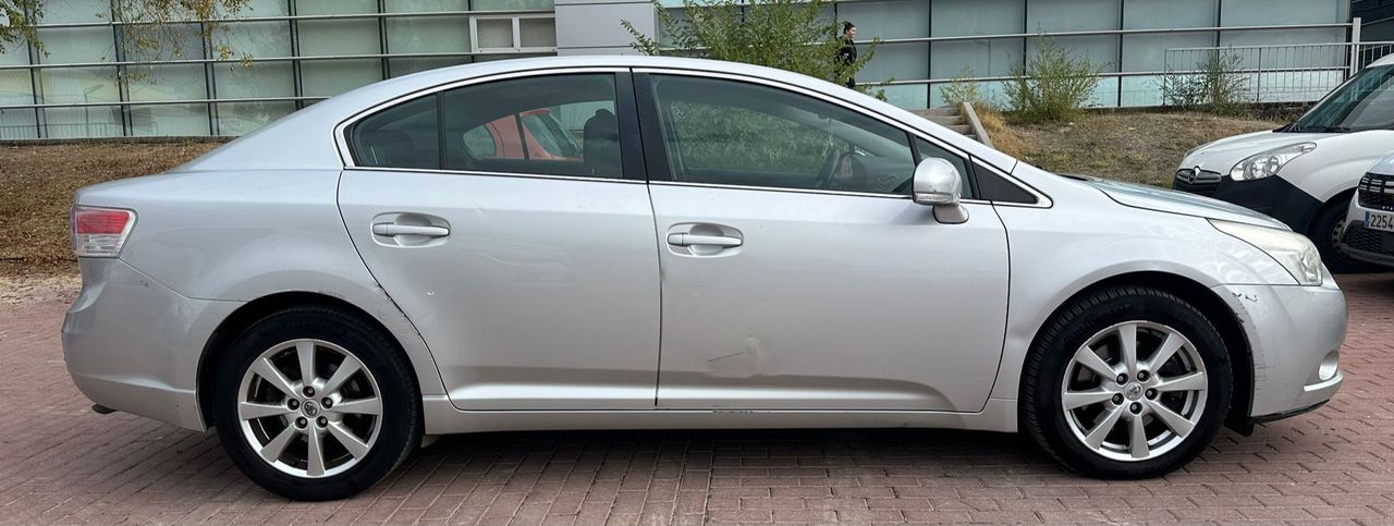 Toyota Avensis 2.2D-4D Active - Foto 6