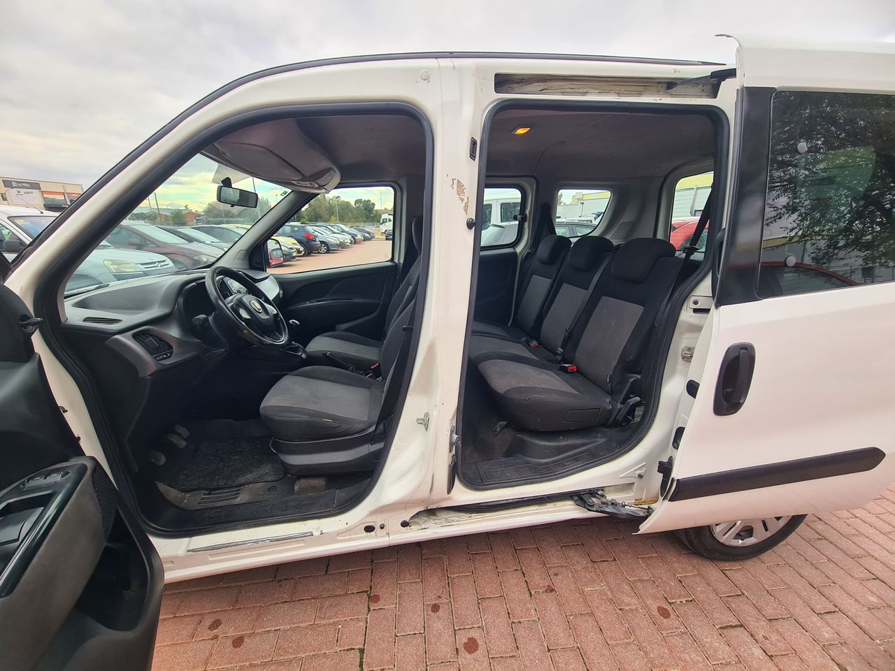 Fiat Doblò Panorama 1.6Mjt Lounge 70kW - Foto 10