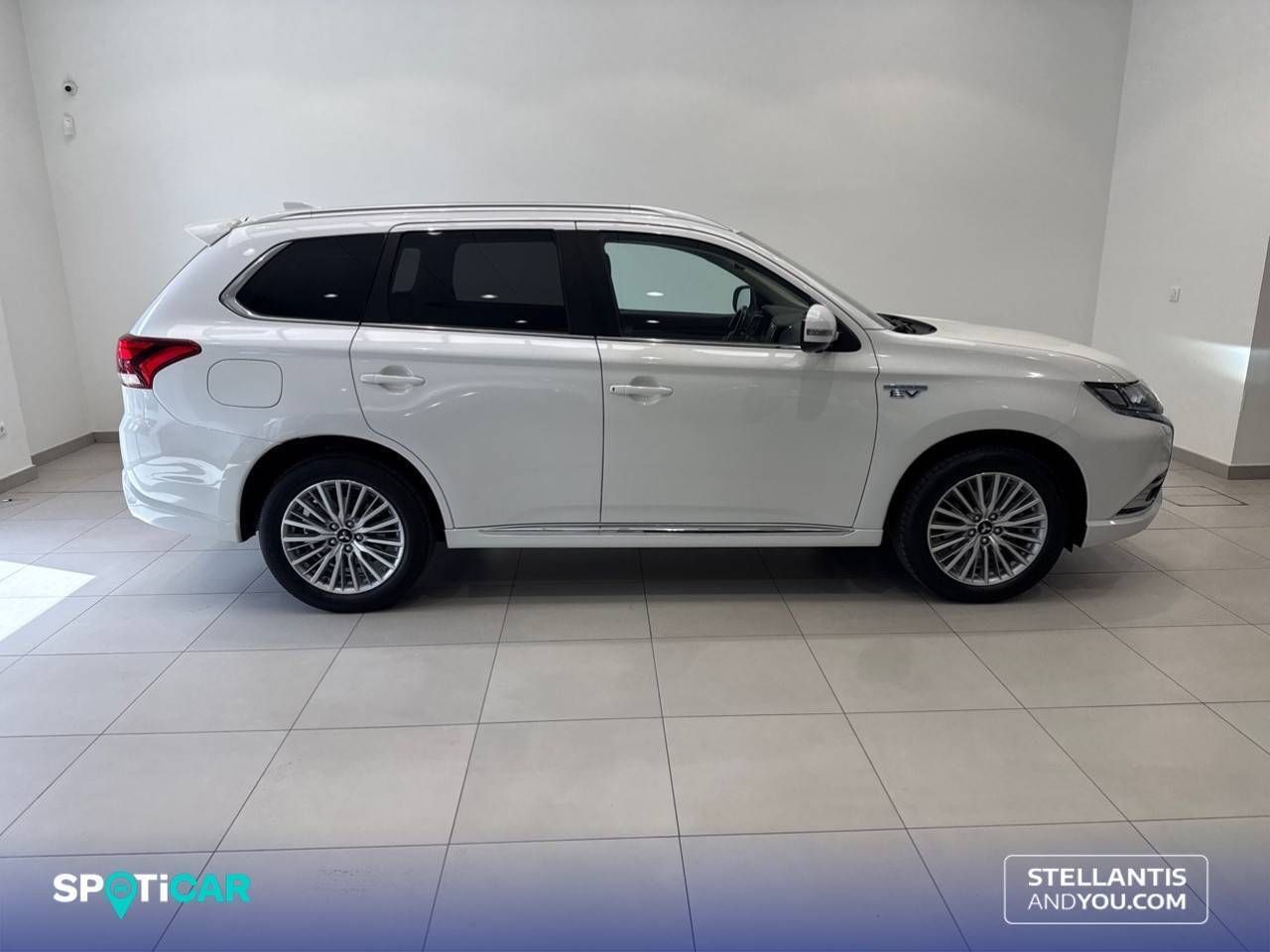 Mitsubishi Outlander  2.4 PHEV  Auto 4WD Kaiteki+ - Foto 5