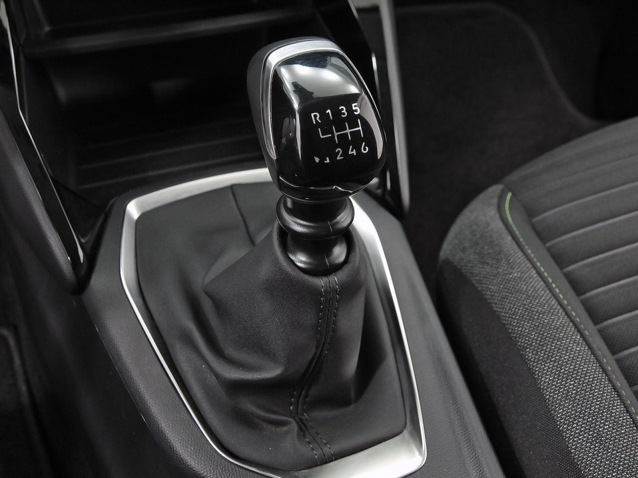 Peugeot 208 Active Puretech 100 - foto 30