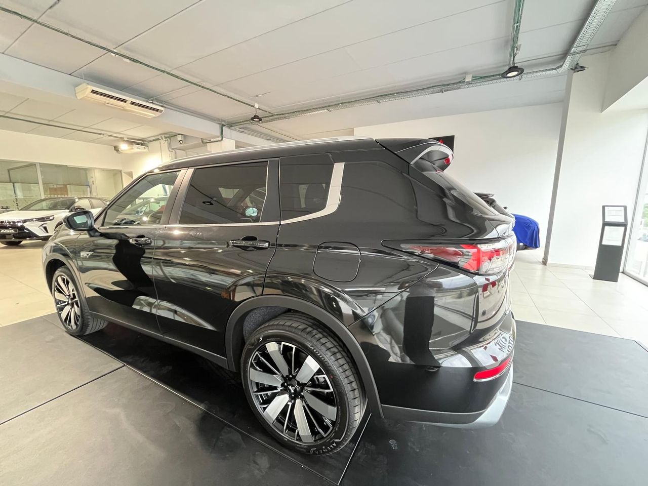 Mitsubishi Outlander PHEV Kaiteki 4WD - Foto 3