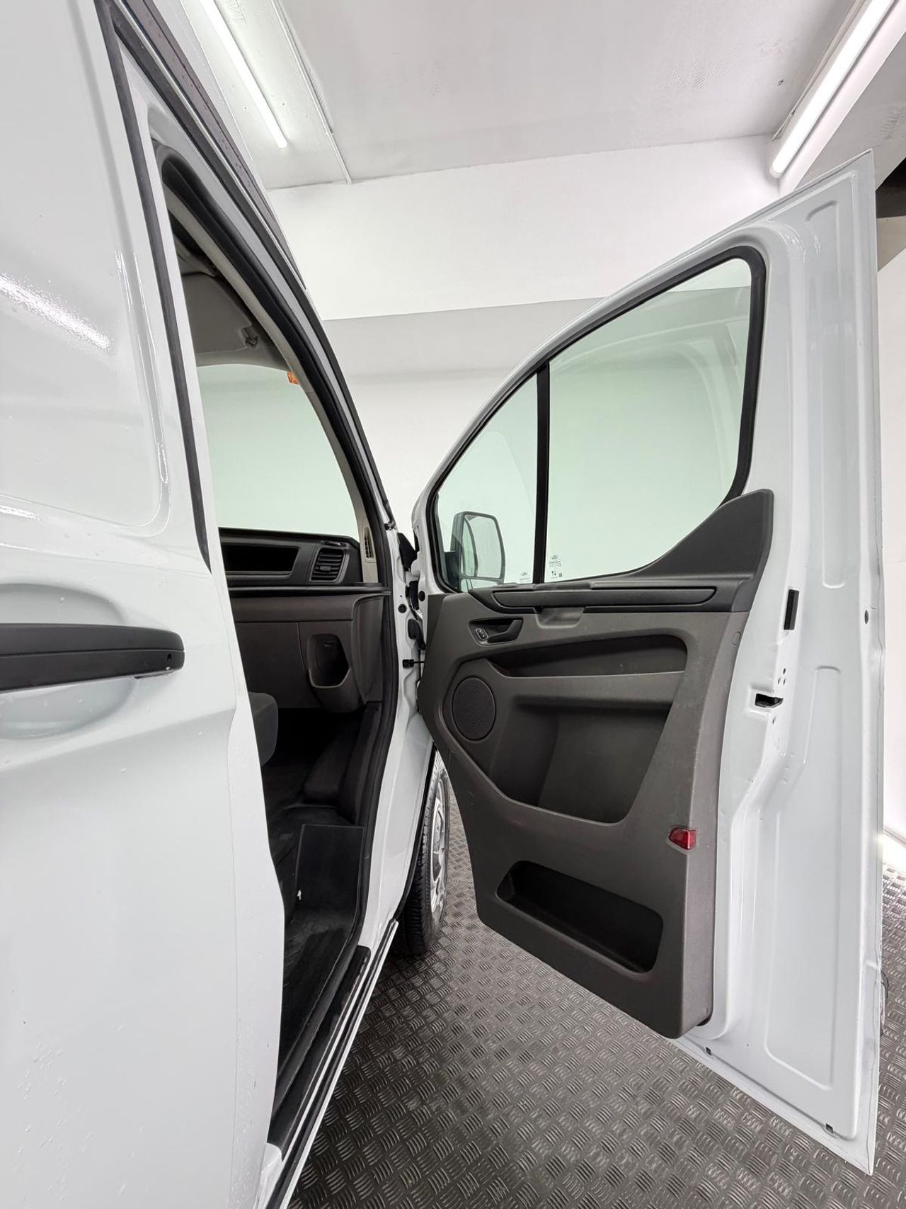 Ford Transit Custom 2.0 TDCI 96 KW 340 AMBIENCE VAN LWB 130cv) L2H2 - Foto 32