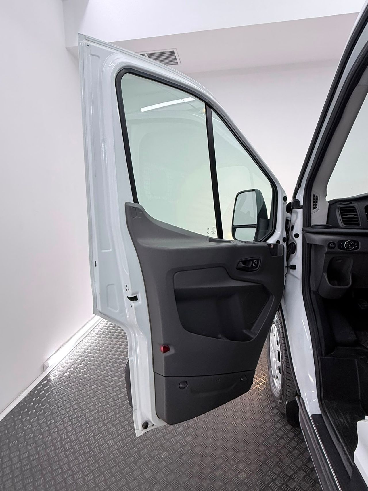 Ford Transit 2.0 96kw L1 AMBIENTE 130CV. 330 propulsión trasera Ch-Cb. - Foto 31