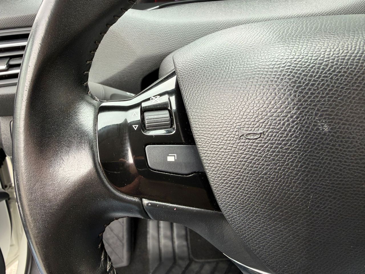 Peugeot 308 5p Style BlueHDi 130 S&S 6 Vel. MAN - Foto 2