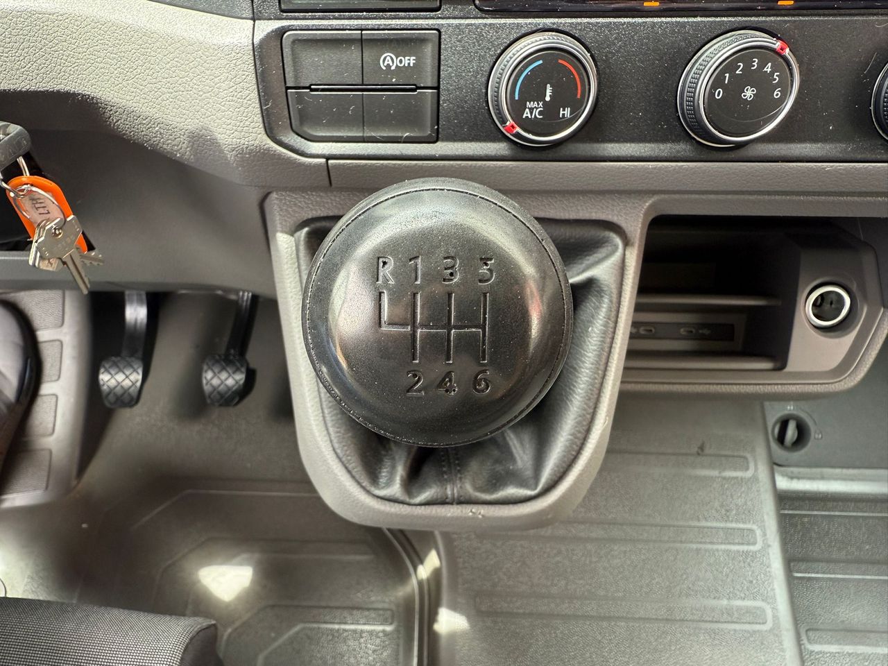 Volkswagen Crafter CARROZADA L4 177 CV CON TRAMPILLA  - Foto 2