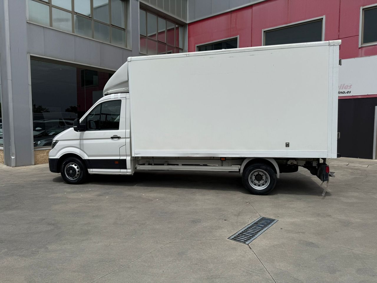 Volkswagen Crafter CARROZADA L4 177 CV CON TRAMPILLA  - Foto 2
