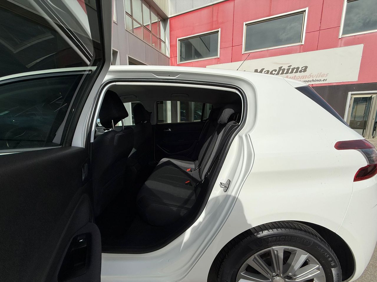 Peugeot 308 5p Allure Pack BlueHDI 130 S&S - Foto 2