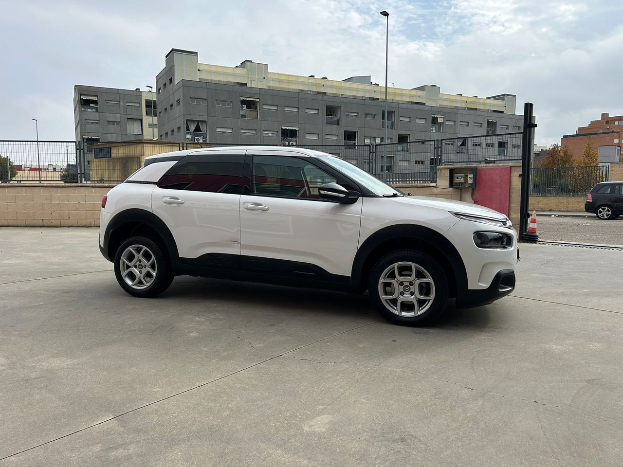 Citroën C4 Cactus BlueHDi 73KW (100CV) Shine - Foto 2