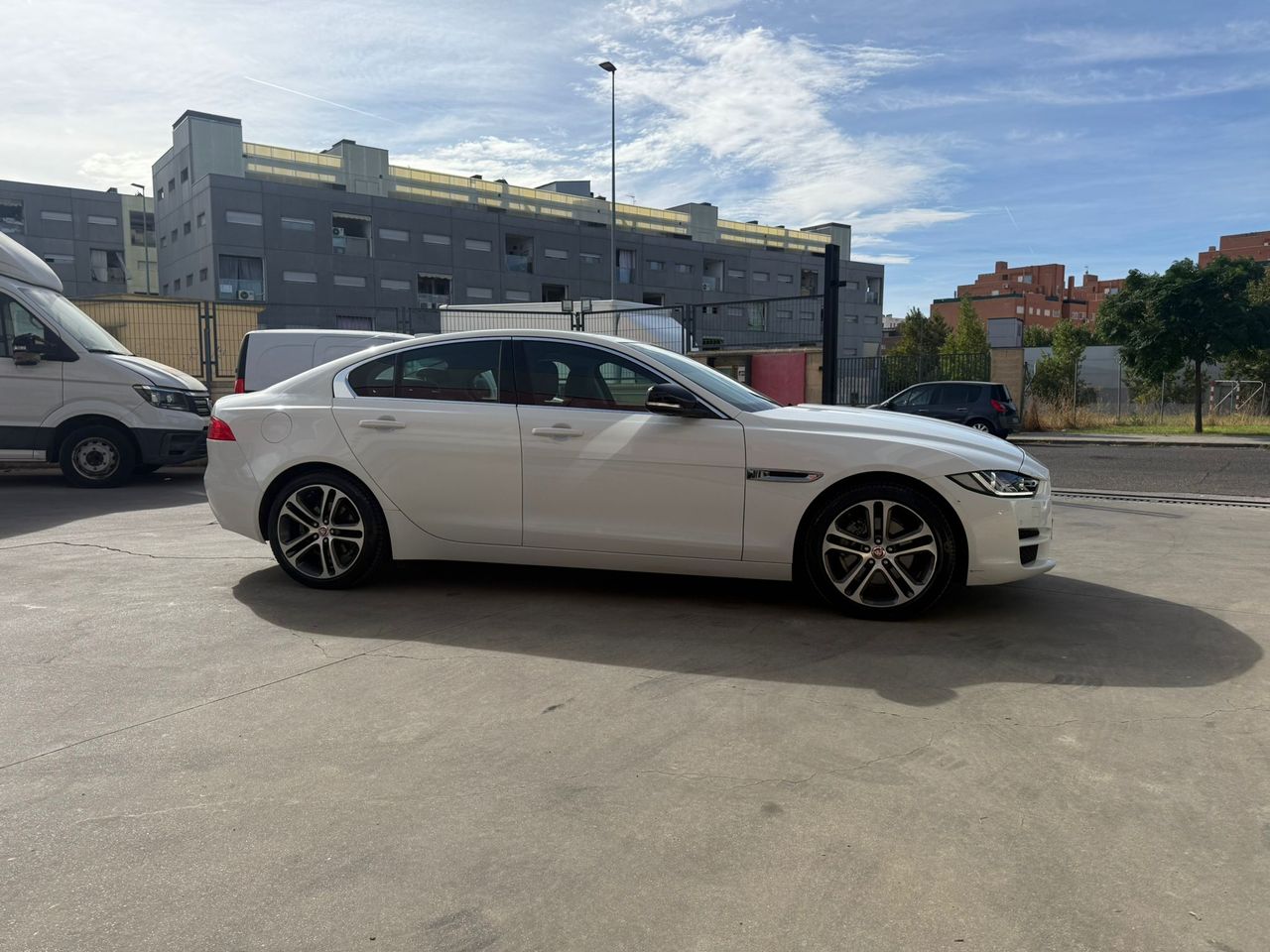 Jaguar XE 2.0D I4 132kW(180CV) RWD AT R-Dynamic SE - Foto 2