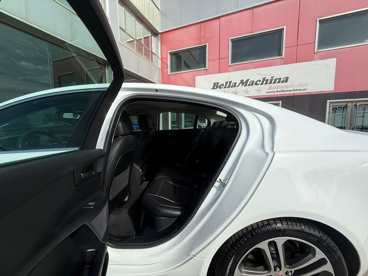 Jaguar XE 2.0D I4 132kW(180CV) RWD AT R-Dynamic SE - Foto 2