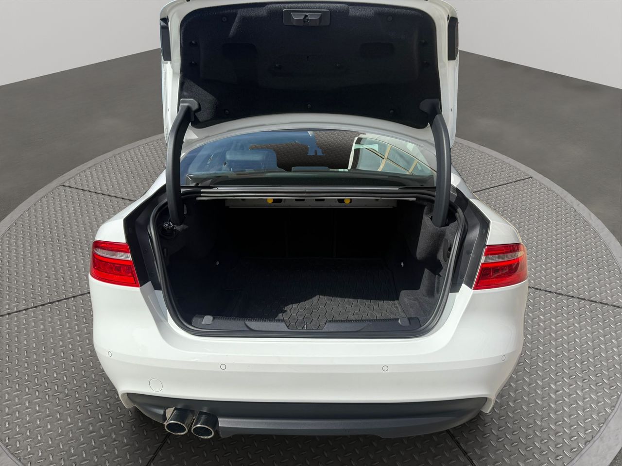 Jaguar XE 2.0D I4 132kW(180CV) RWD AT R-Dynamic SE - Foto 2