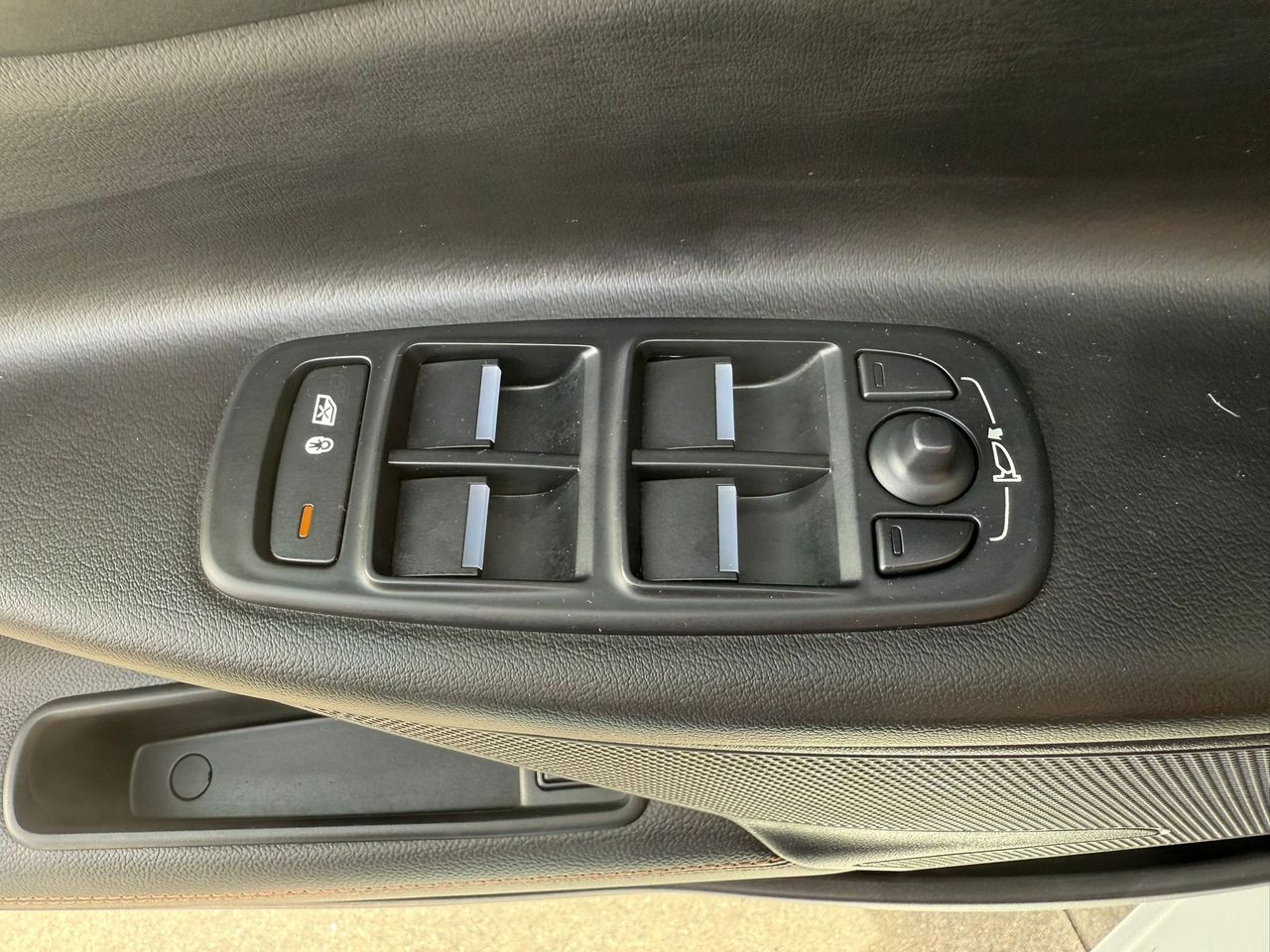 Jaguar XE 2.0D I4 132kW(180CV) RWD AT R-Dynamic SE - Foto 2