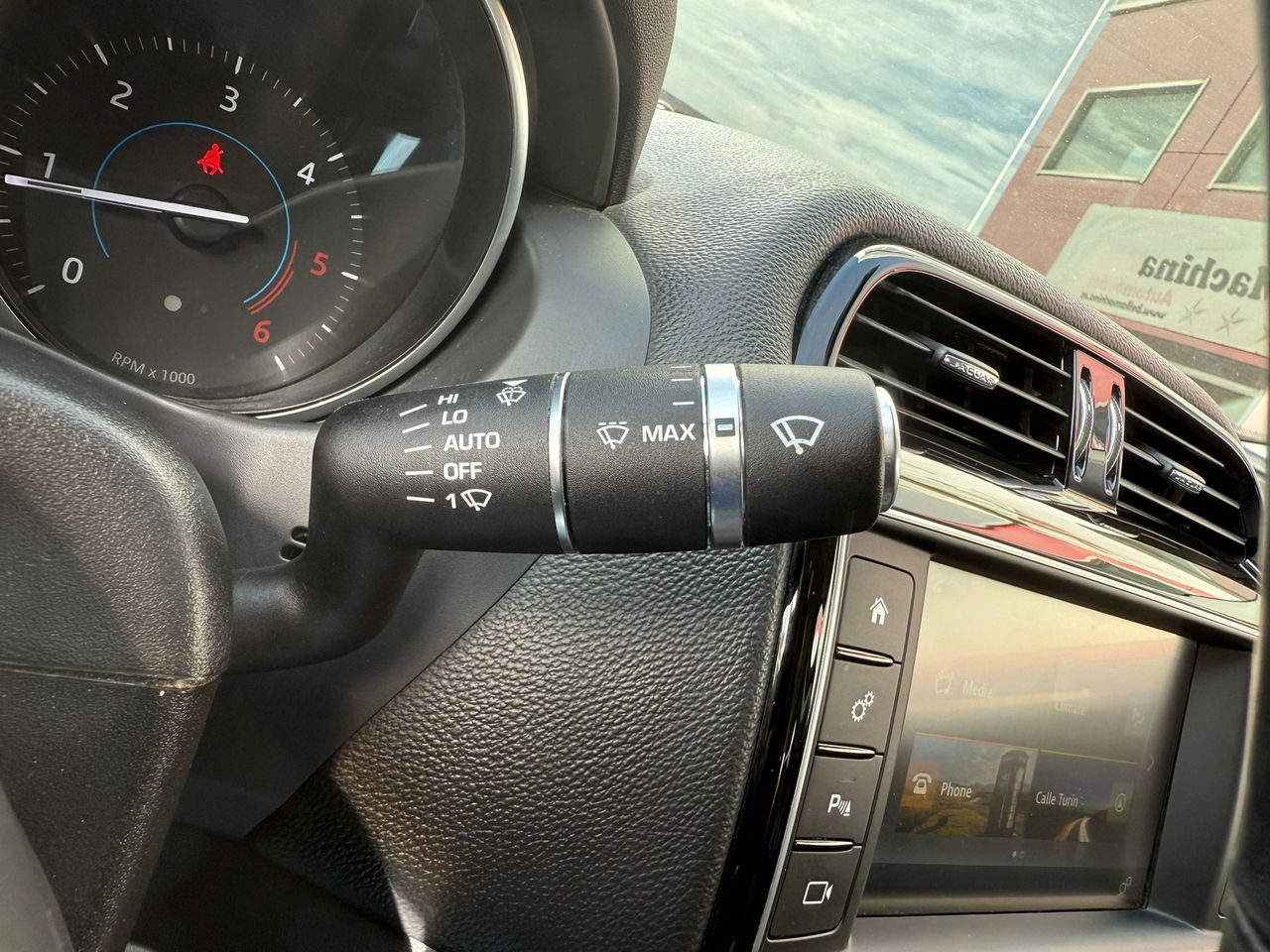 Jaguar XE 2.0D I4 132kW(180CV) RWD AT R-Dynamic SE - Foto 2