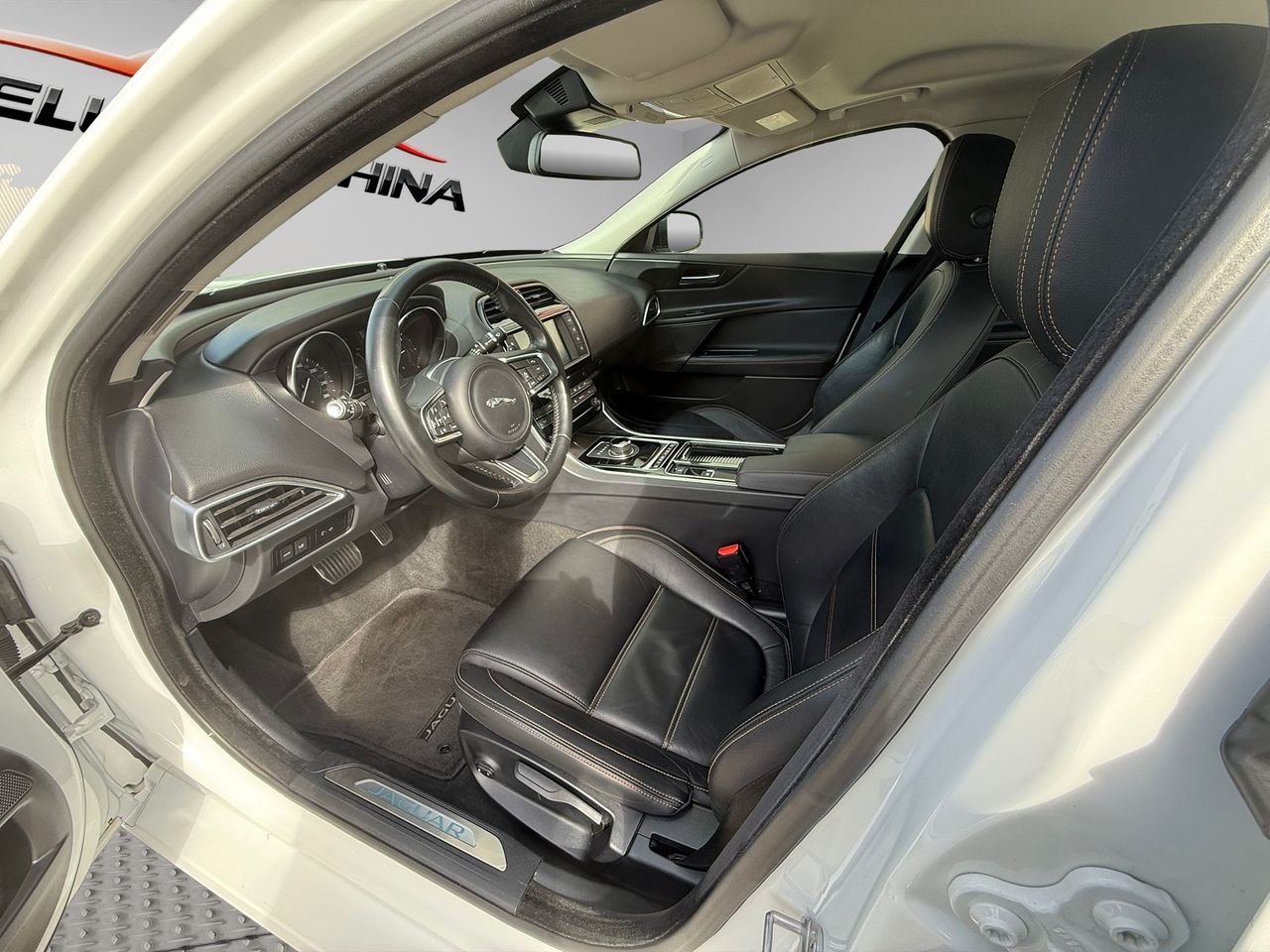 Jaguar XE 2.0D I4 132kW(180CV) RWD AT R-Dynamic SE - Foto 2