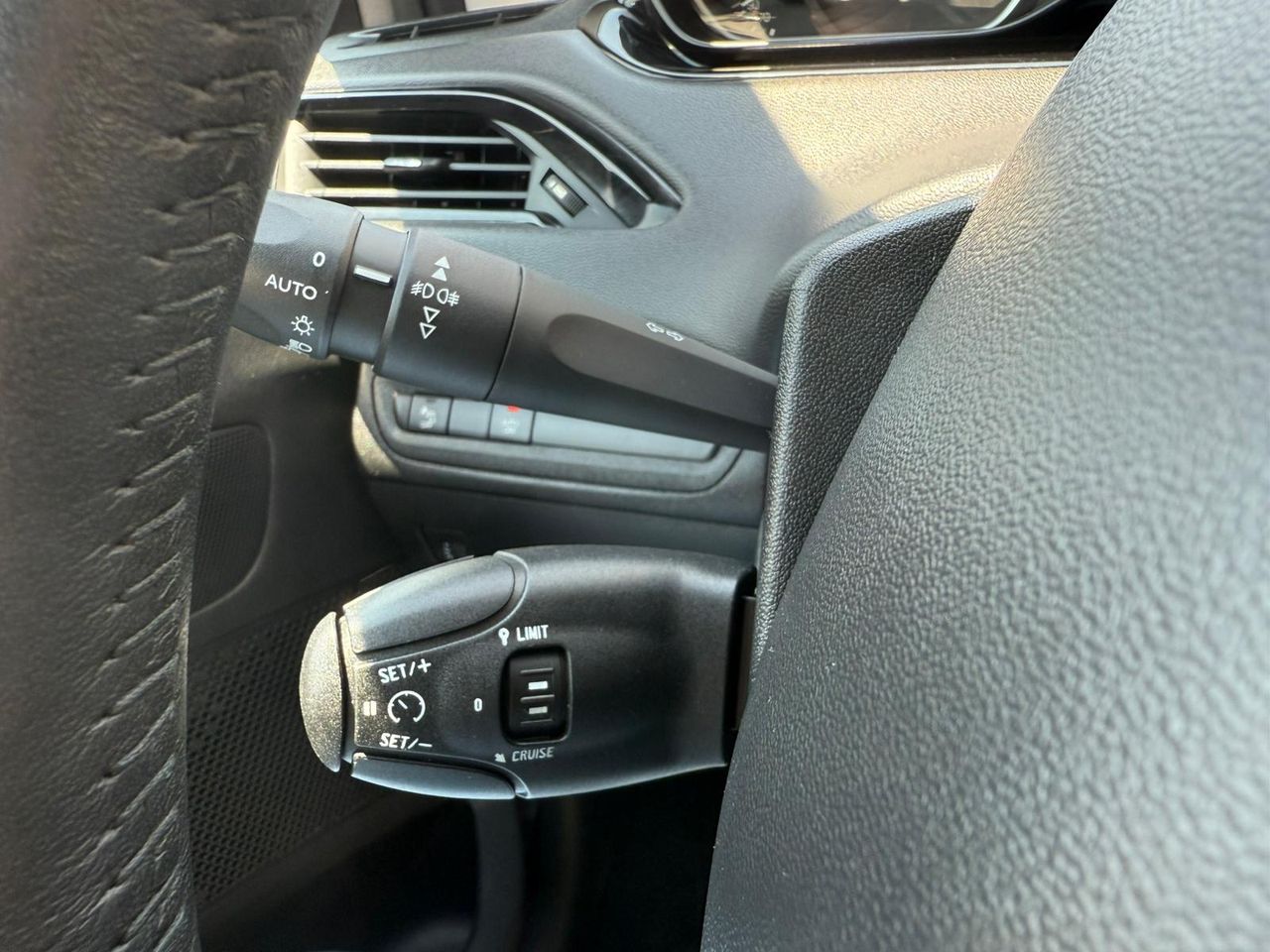 Peugeot 208 5P Signature 1.2L PureTech 60KW (82CV) - Foto 2