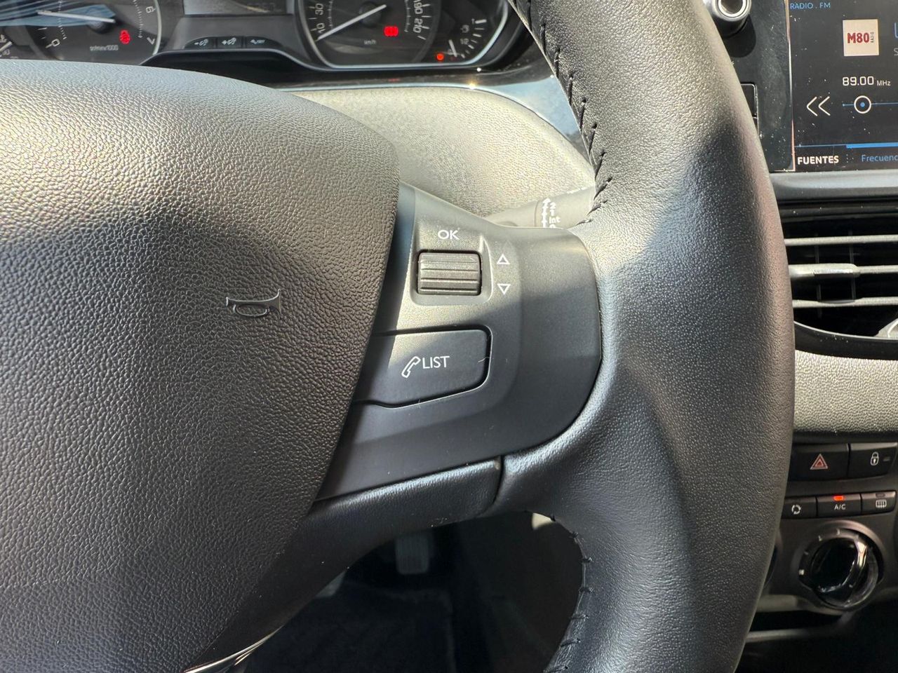 Peugeot 208 5P Signature 1.2L PureTech 60KW (82CV) - Foto 2