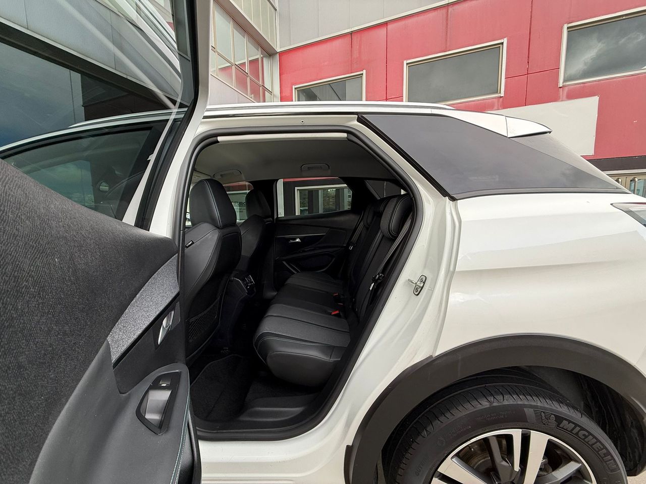 Peugeot 3008 1.5 BlueHDi 96kW (130CV) S&S Allure EAT8 - Foto 2