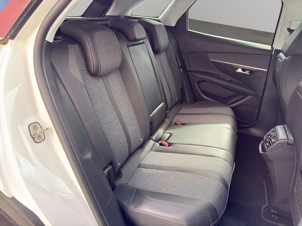 Peugeot 3008 1.5 BlueHDi 96kW (130CV) S&S Allure EAT8 - Foto 2