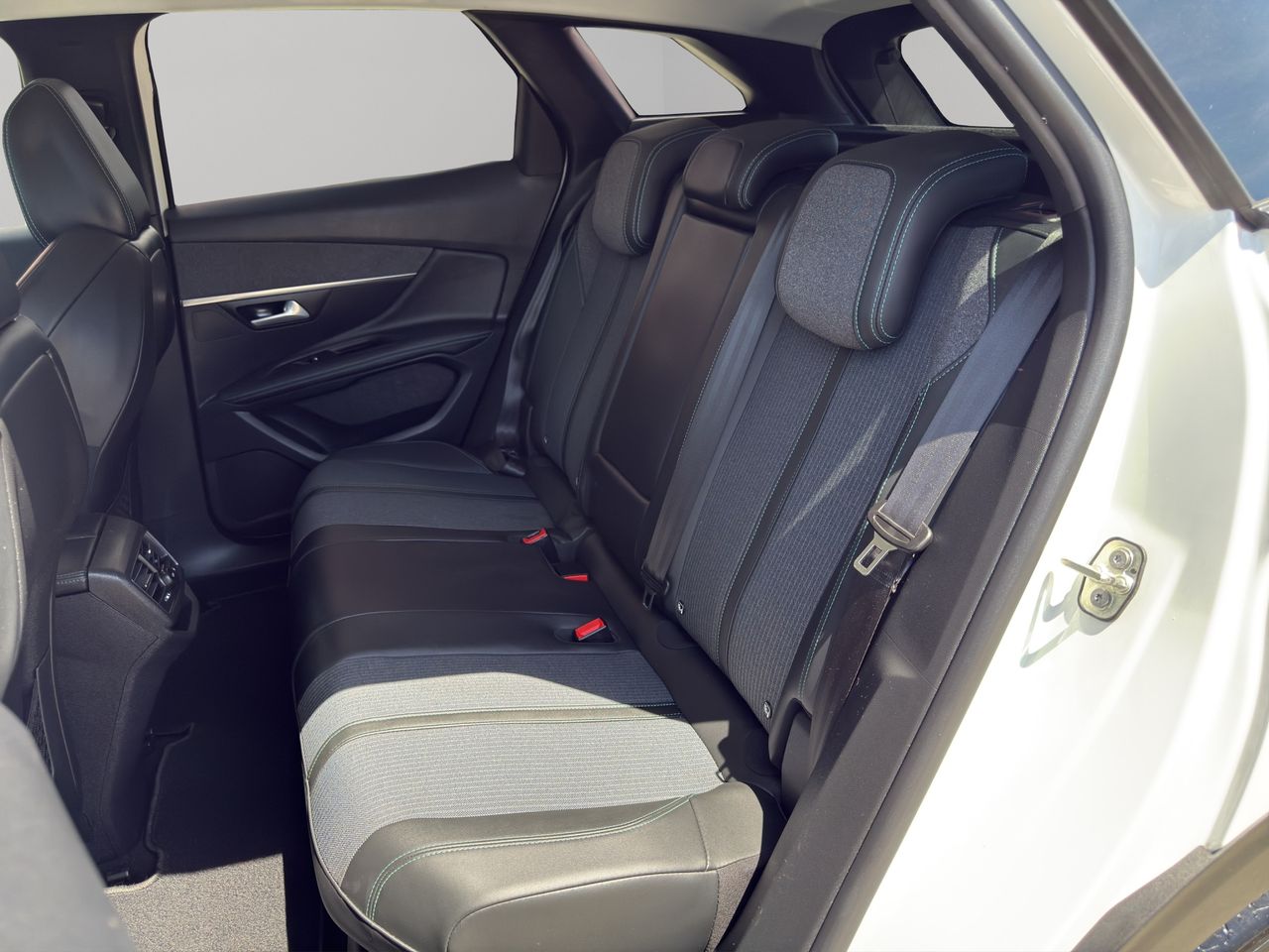 Peugeot 3008 1.5 BlueHDi 96kW (130CV) S&S Allure EAT8 - Foto 2