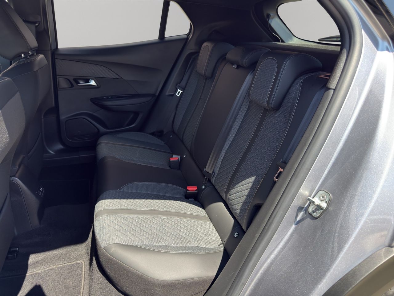 Peugeot e-2008 Eléctrico Allure 156 (115kW) - Foto 2