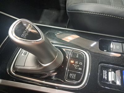 mitsubishi-outlander-2-4-phev-kaiteki-auto-4wd-17 Thumbnail