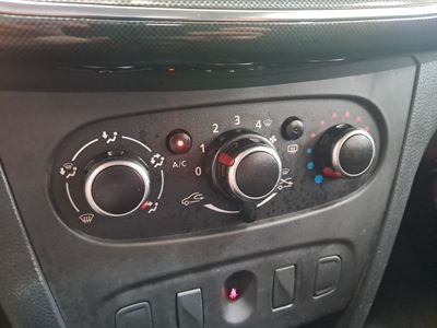 dacia-sandero-laureate-1-0-54kw-73cv-13 Thumbnail