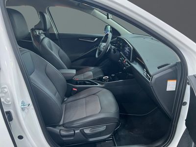 kia-niro-1-6-gdi-hev-104kw-141cv-drive-8 Thumbnail