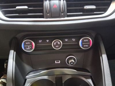 alfa-romeo-stelvio-2-0-gasolina-147kw-200cv-executive-q4-16 Thumbnail