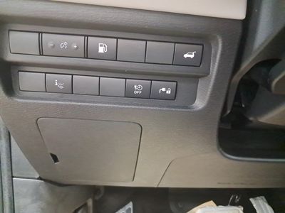 mitsubishi-outlander-phev-kaiteki-4wd-34 Thumbnail