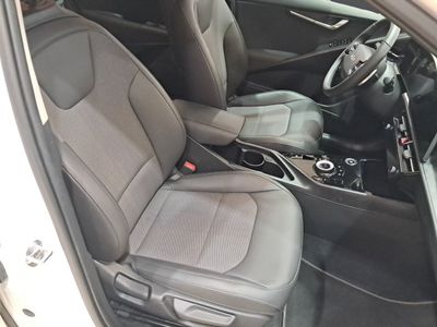 kia-niro-1-6-gdi-hev-104kw-141cv-drive-8 Thumbnail