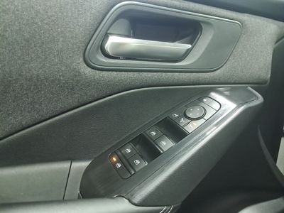 nissan-qashqai-dig-t-116kw-158cv-mhev-cvt-acenta-32 Thumbnail