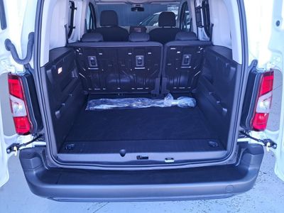 toyota-proace-city-verso-combi-gx-l1-1-5d-100cv-6mt-29 Thumbnail