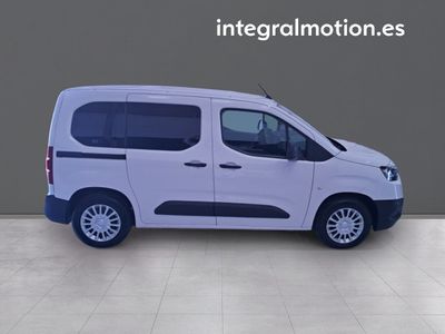 toyota-proace-city-verso-combi-gx-l1-1-5d-100cv-6mt-25 Thumbnail