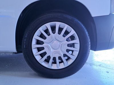 toyota-proace-city-verso-combi-gx-l1-1-5d-100cv-6mt-28 Thumbnail